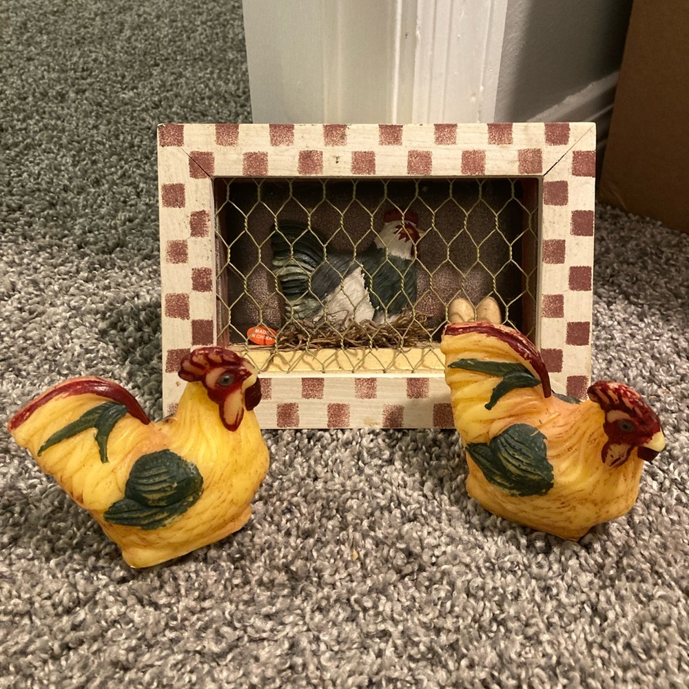 Hen decor set hanging art piece and 2 candles